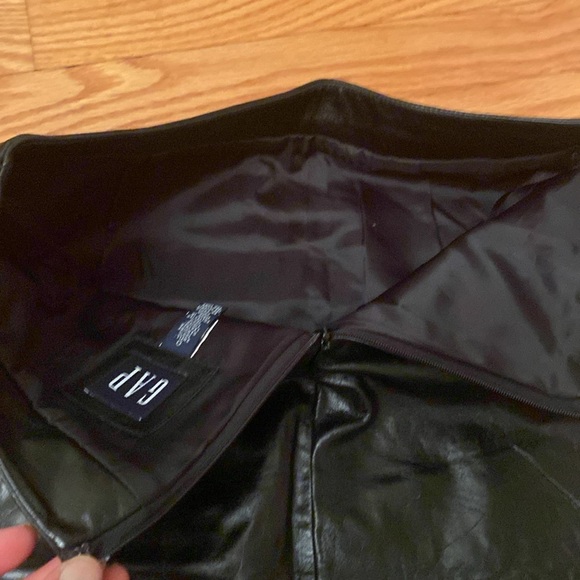 RARE✨Excellent Preworn Condition✨GAP Genuine Leather Skirt. Size 0. BLACK - Picture 4 of 10